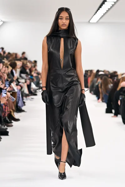 Look 16